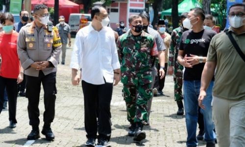 Tinjau Pelaksanaan Vaksinasi Covid-19, Walikota Surabaya Pesan Prokes Tetap Harus di Jaga
