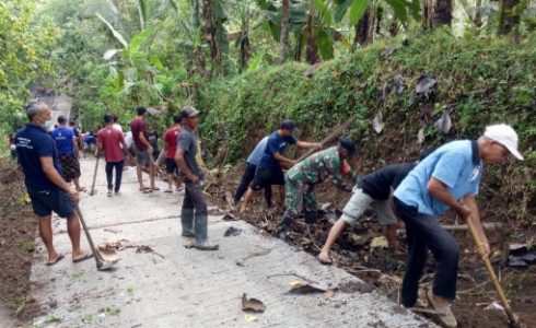Wujud Rasa Memiliki Hasil Program TMMD, Warga Desa Batuagung Gelar Pembersihan Jalan