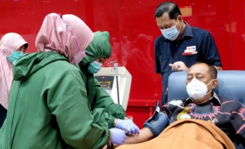 Wakil Walikota Cak Ji Donorkan Plasma Konvalesen di PMI Surabaya