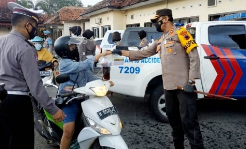 Di Bulan Puasa, Polres Klaten Bagikan Ribuan Takjil Gratis pada Pengguna Jalan Raya