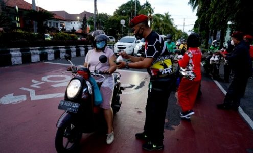 Jelang Buka Puasa, Warga Komando Jajaran Kodam IX/Udayana Berbagi Takjil