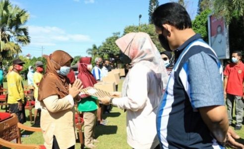 Peringati Hari Kartini 2021, Ibu-Ibu ASN Pemkab Klaten Beri Bantuan Masyarakat Terdampak Covid-19