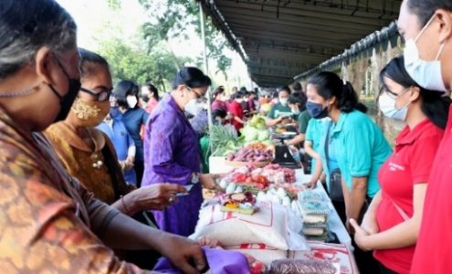 Tinjau Pasar Rakyat, Ny. Putri Koster Ajak Pedagang Gunakan Kemasan Aman bagi Kesehatan