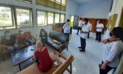 Wabup Sugirah Pantau Langsung para PMI yang Pulang ke Banyuwangi di Banyuwangi