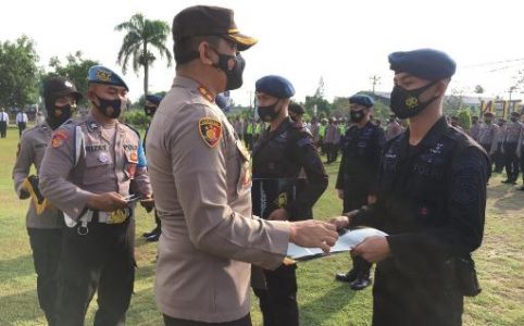 Kapolres Klaten Beri Penghargaan Delapan Anggota Berprestasi dalam Tugas Penyekatan Arus Mudik Lebaran 2021