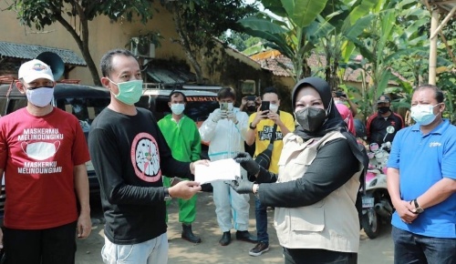 Bupati Klaten Serahkan Bantuan pada Pos Komando Tanggap Darurat Aju di 5 Wilayah Eks Kawedanan