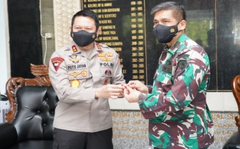 Pin Emas dari Kapolri untuk Danrem 163/Wira Satya