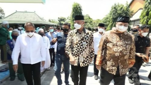 Tradisi Grebeg Apem ‘Yaa Qowiyyu’ Dihadiri Ganjar – Airlangga, Apem Diantar ke Rumah Warga Pakai Gojek