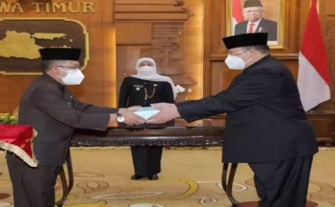 Gubernur Khofifah Lantik Lima Pejabat Eselon II di Lingkungan Pemprov Jatim