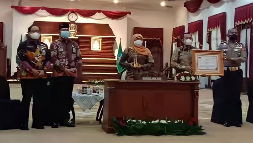 Gubernur Jatim Terima Penghargaan Top Inovasi Pelayanan Publik Tahun 2021