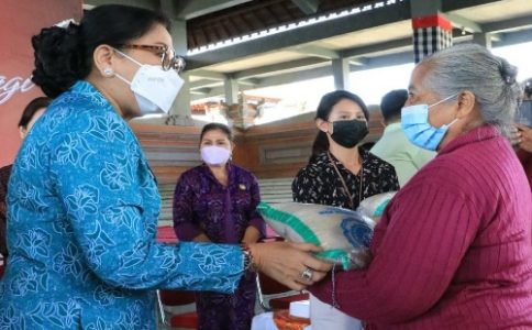 Salurkan Bantuan, TP PKK Provinsi Bali Berbagi 3 Ton Beras dan 30 Kaleng Susu di Gianyar