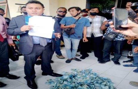 Cederahi Marwah Advokat, Nanang Slamet Hamburkan Uang di Mapolsek Kota Banyuwangi di Banyuwangi