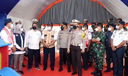 Menhub Bersama Kakorlantas Polri Lakukan Pengecekan di Sejumlah Tempat Publik Banyuwangi di Banyuwangi