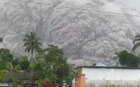 Aktifitas APG Gunung Semeru Berdampak pada Masyarakat di Kecamatan Pronojiwo, Kabupaten Lumajang