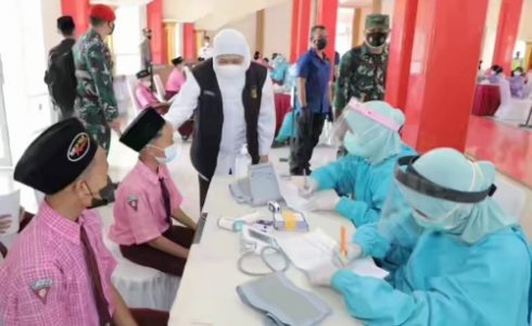 Vaksinasi Anak Usia 6-11 Tahun Digelar Besok, Gubernur Jatim Minta Kepala Daerah ‘Gercep’ di Banyuwangi