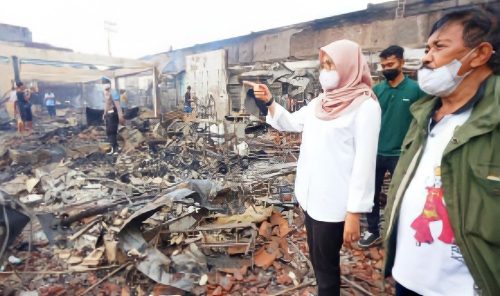 Bupati Banyuwangi Tinjau Pasar Galekan yang Terbakar, Api Lahap 140 Kios di Banyuwangi