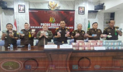 Kejari Jombang Eksekusi dan Lelang Barang Bukti Perkara Korupsi Program Kredit Usaha Peternakan Sapi 2010-2011