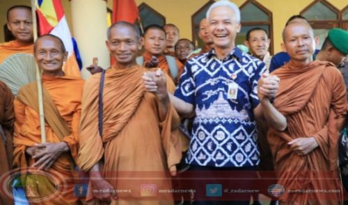 Di Tengah Perjalanan, Ganjar Sengaja Putar Balik Kendaraan Sapa Biksu Thudong Sedang Istirahat di Musala