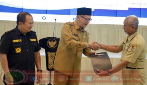 Bupati Hendy Serahkan 135 SK Pensiun kepada ASN di Lingkup Pemkab Jember di Jember