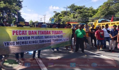 PETAWANGI dan PERDUMPWANGI Gelar Aksi Damai di Depan Kantor Bupati Banyuwangi di Banyuwangi