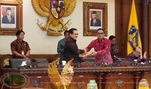 Wagub Cok Ace Sampaikan Tanggapan Gubernur Bali terhadap Raperda Penanggulangan Bencana