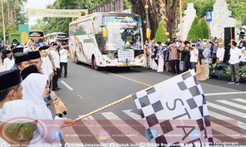 Lepas Keberangkatan 921 CJH, Bupati Ipuk Minta Jamaah Saling Jaga Satu Sama Lain di Banyuwangi