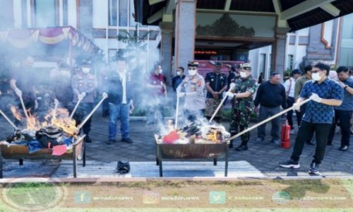 Bupati Giri Prasta Hadiri Pemusnahan Barang Bukti Tindak Pidana Umum dan Khusus di Kejari Badung