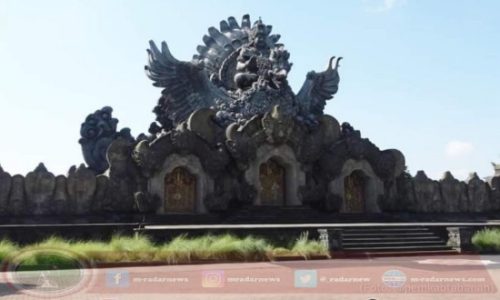 Pemkab Tabanan Sayangkan Ulah Sepasang Muda Mudi Panjat Garuda Wisnu Serasi 