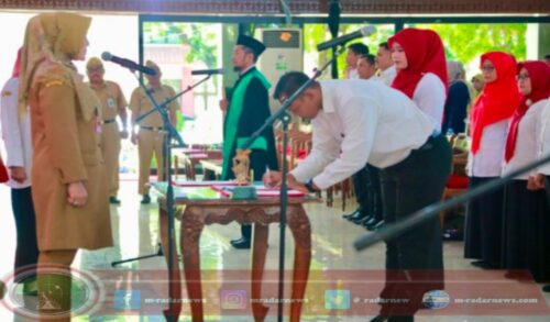 Bupati Sri Mulyani Serahkan 251 SK PPPK Tenaga Guru dan Nakes Formasi Tahun 2023