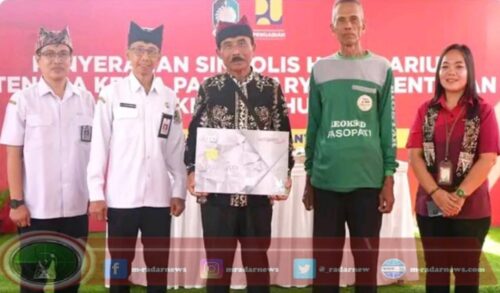 Kadis PU Pengairan Banyuwangi Serahkan Honorariun kepada Tenaga Kerja Padat Karya 2024 di Banyuwangi