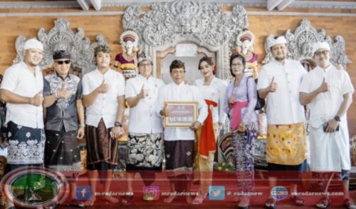 Bupati Badung Serahkan Dana Hibah Rp 2,1 Miliar Pembangunan Wantilan Banjar Tampak Gangsul