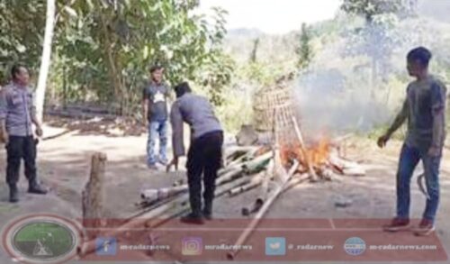 Polsek Pesanggaran Polresta Banyuwangi Gerebek dan Bakar Arena Judi Sabung Ayam di Banyuwangi