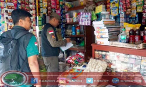 Gempur Rokok Ilegal, Satpol PP Bersama Bea Cukai Banyuwangi Sidak Warung dan Toko di Banyuwangi