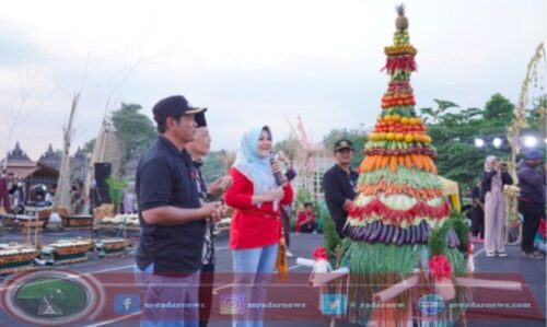 Kirab Delapan Gunungan Hasil Bumi, Ramaikan Festival Candi Kembar ke-5 di Desa Bugisan