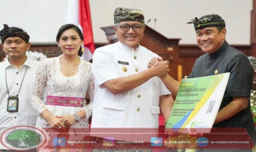 Pj. Bupati Serahkan Kartu BPJS Ketenagakerjaan kepada Pimpinan dan Anggota DPRD Gianyar yang Baru