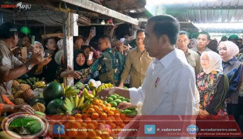 Kunjungi Pasar Kupang Surabaya, Presiden Jokowi Cek Harga Kebutuhan Pokok dan Berinteraksi dengan Pedagang