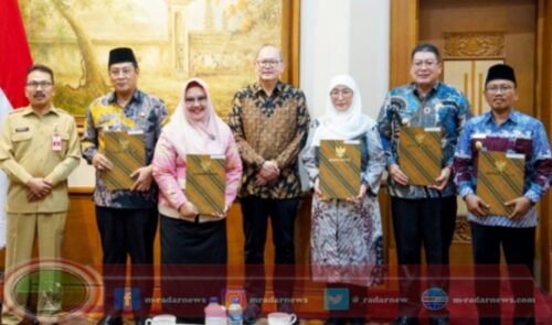 Pj. Sekda Provinsi Jatim Serahkan Surat Perintah Tugas Kepada Lima Plt. Bupati di Banyuwangi