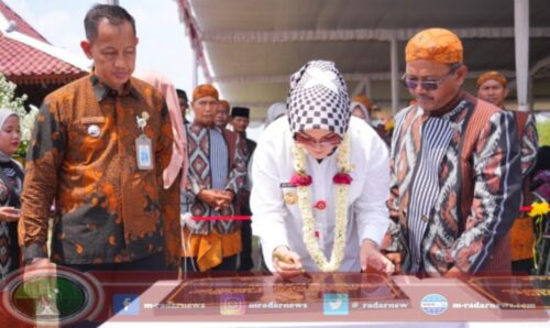 Sambang Warga di Desa Kebonalas, Bupati Sri Mulyani Resmikan Kampung Bunga Tlatar