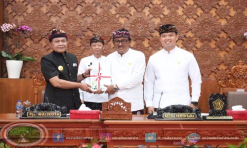 Pembukaan Sidang Paripurna DPRD Denpasar, Pjs. Dewa Mahendra Sampaikan Raperda APBD TA 2025