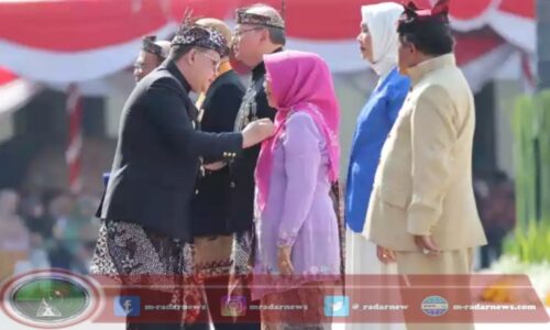 Pj. Gubenur Adhy Sematkan Lencana ‘Jer Basuki Mawa Beya’ kepada 10 Tokoh di HUT ke-79 Provinsi Jatim