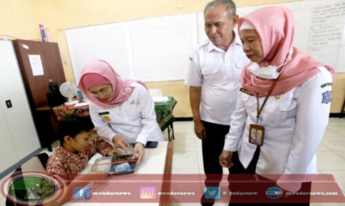 Tinjau Uji Coba Makan Gratis, Pjs. Wali Kota Surabaya Pastikan Berjalan Lancar