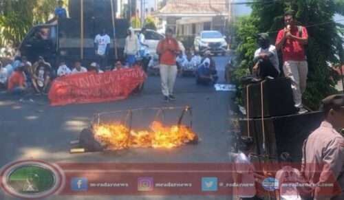 Kasus Mamin Fiktif Tak Kunjung Tuntas, FDKSR Gelar Aksi Damai di Depan Kantor Kejari dan Bupati Banyuwangi di