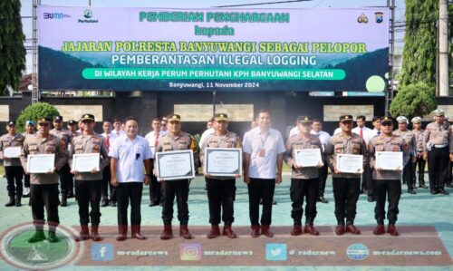 Perhutani Divisi Regional Jatim Beri Penghargaan Puluhan Personel Polresta Banyuwangi sebagai Pelopor Pemberantasan Ilegal Logging di Banyuwangi
