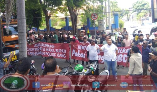 Tuntut Pilkada Bersih, Ratusan Massa Puskaptis Gelar Aksi Damai di Depan Kantor Bupati, Bawaslu hingga KPUD Banyuwangi di