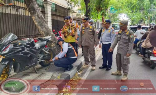 Penertiban Parkir Liar, Petugas Dishub Cabut Pentil 50 Motor di Trotoar Jalan Utama Raya