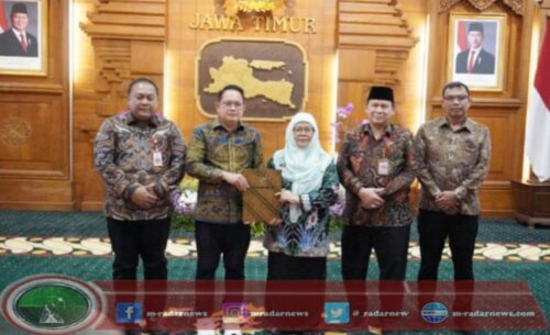 Pj Gubernur Adhy Serahkan SPT kepada Khoirani sebagai Plt Bupati Situbondo di Situbondo