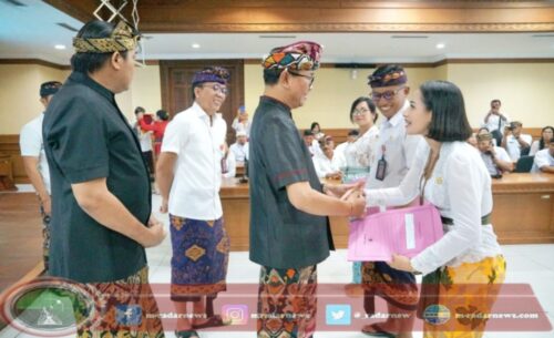 Wabup Badung Serahkan SK Pengangkatan Kepala Sekolah SD dan SMP