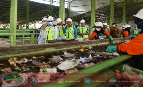 Kunjungi TPS Balak, Menko Zulhas: Banyak Yang Harus Ditiru dari Banyuwangi di Banyuwangi