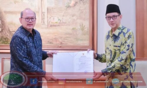 Pj Sekda Jatim Serahkan SK Plt Bupati Jember kepada Gus Firjaun di Jember