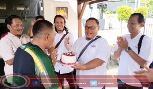 Surprice! Anggota SMSI Beri Ucapan Selamat Ulang Tahun ke-42 Dandim 0825 Banyuwangi di Banyuwangi
